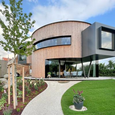 rundes Drehhaus mit Holzfassade und großen Fenstern