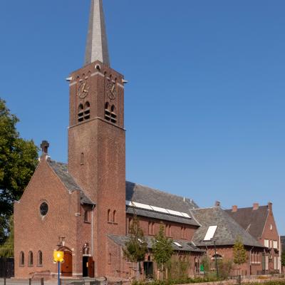 Außenansicht der Heiligen Adrianuskerk Esbeek