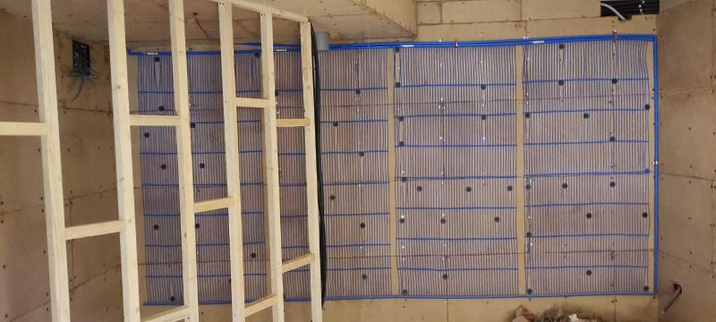 Installierte Kapillarrohrmatten an der Wand vor dem Einputzen
